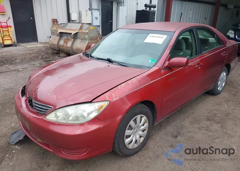 2005 Toyota Camry Le z USA, uszkodzony, nr VIN 4T1BE32K85U027422
